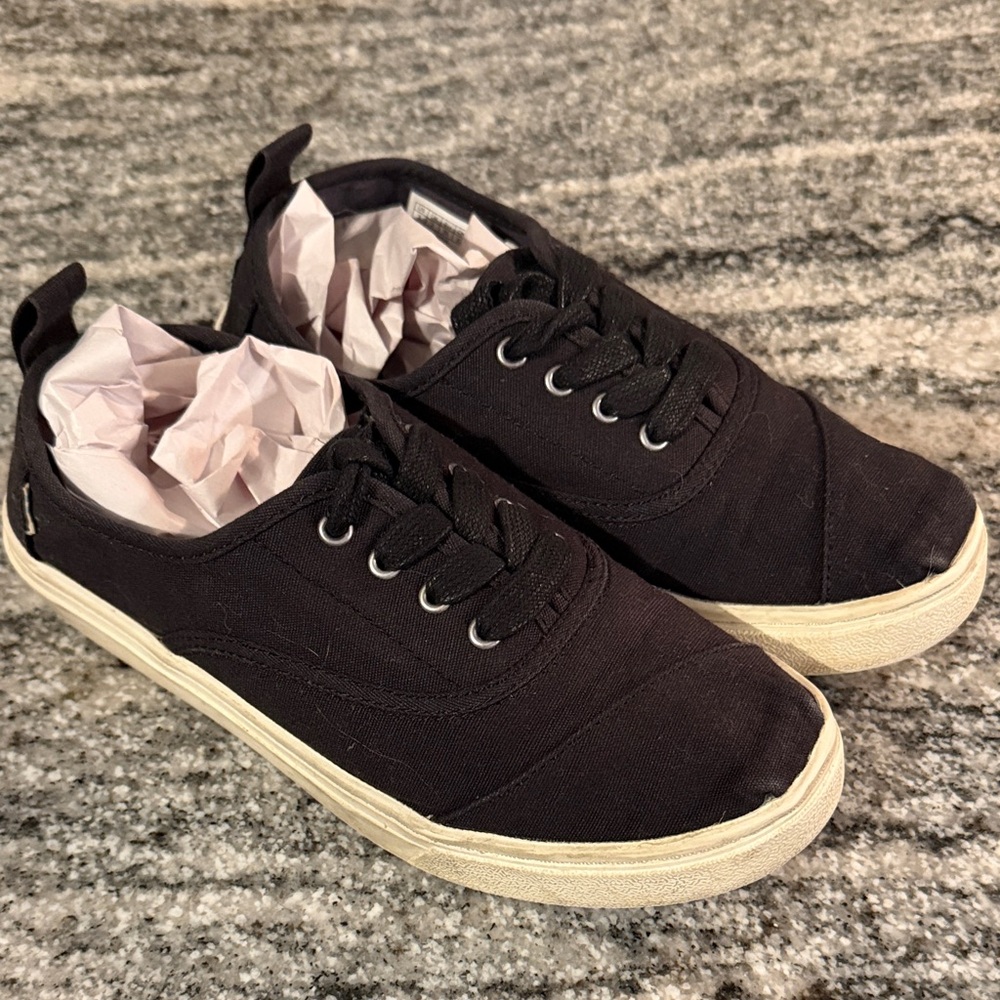 TOMS Black sneakers with black laces 3Y